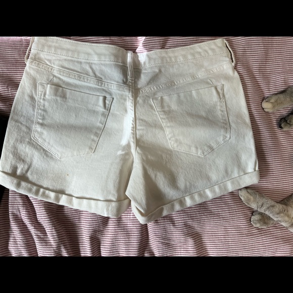 SOLD Mossimo Mid Rise Midi White Denim Shorts Size 6/28 4" Inseam *small stain* - Picture 5 of 6